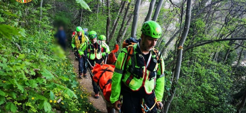 Scoppia il temporale mentre sta andando in mountain bike: 61enne cade e si ferisce